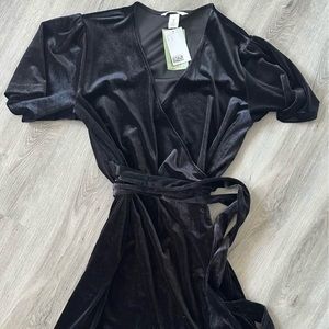From the H&M Mama (maternity) line, this black, velvet dress hasn’t been used!